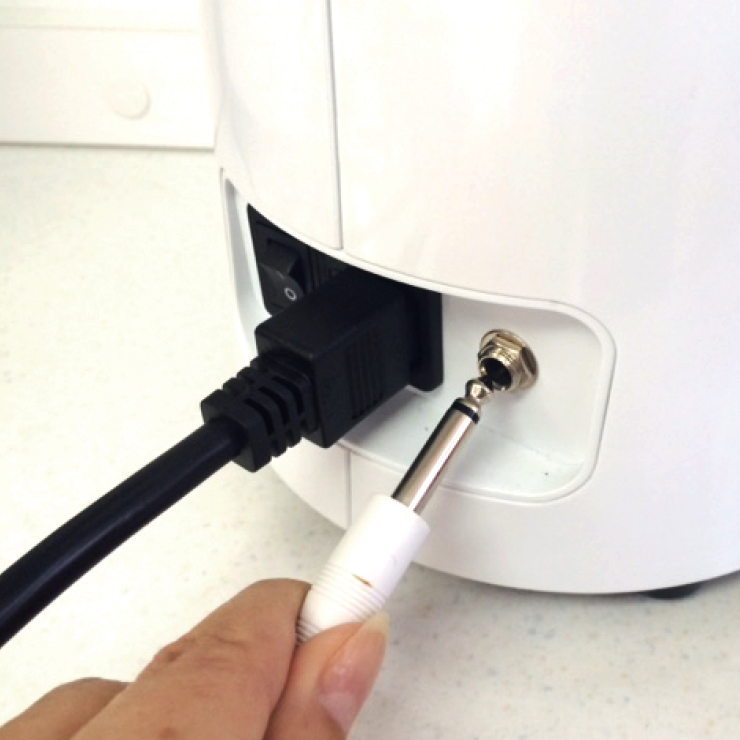 本体の裏側に電源プラグを差し込む写真