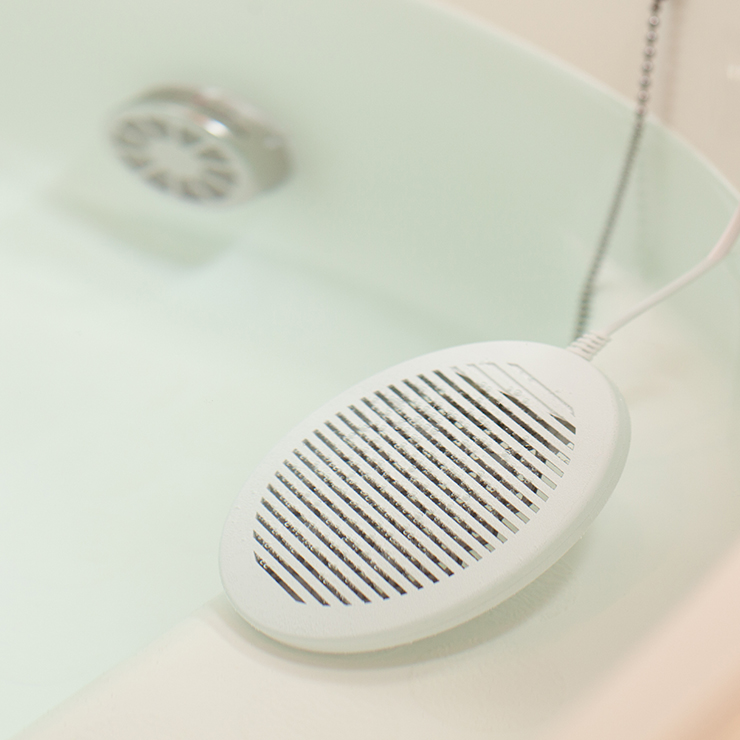 お湯の中に電極を入れる写真