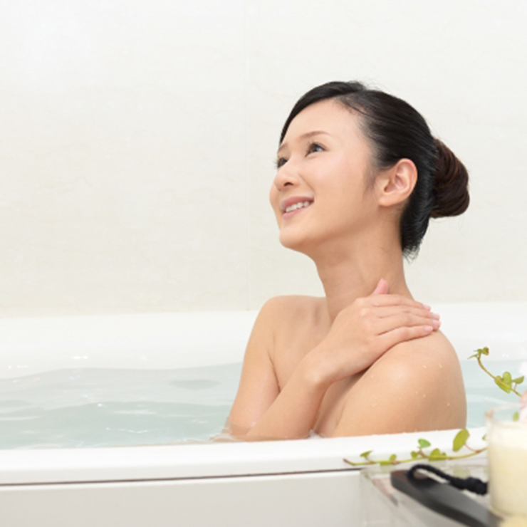 本体の裏側に電源プラグを差し込む写真